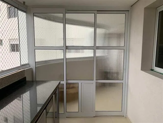 Porta suspensa branca sem trilho no chão — Artefama